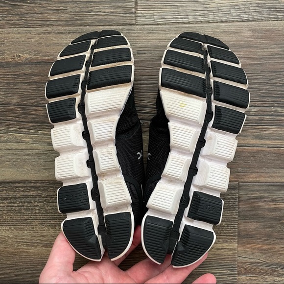 On Running Cloud 5, Women’s Size 6, Black/White, Pre-Owned 9/10 Condition - Picture 6 of 7